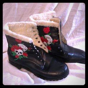 Skull and roses black boots fur lined